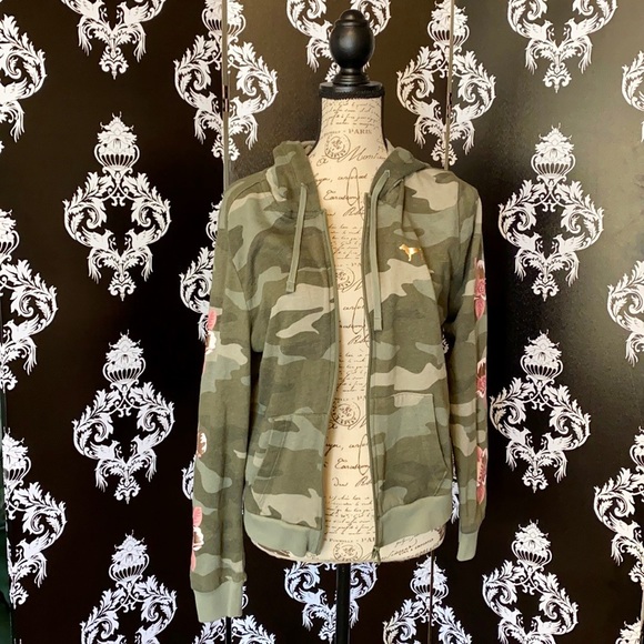 Victoria's Secret Jackets & Blazers - 🍀 Rare Beautiful Victoria’s Secret Camo Jacket!